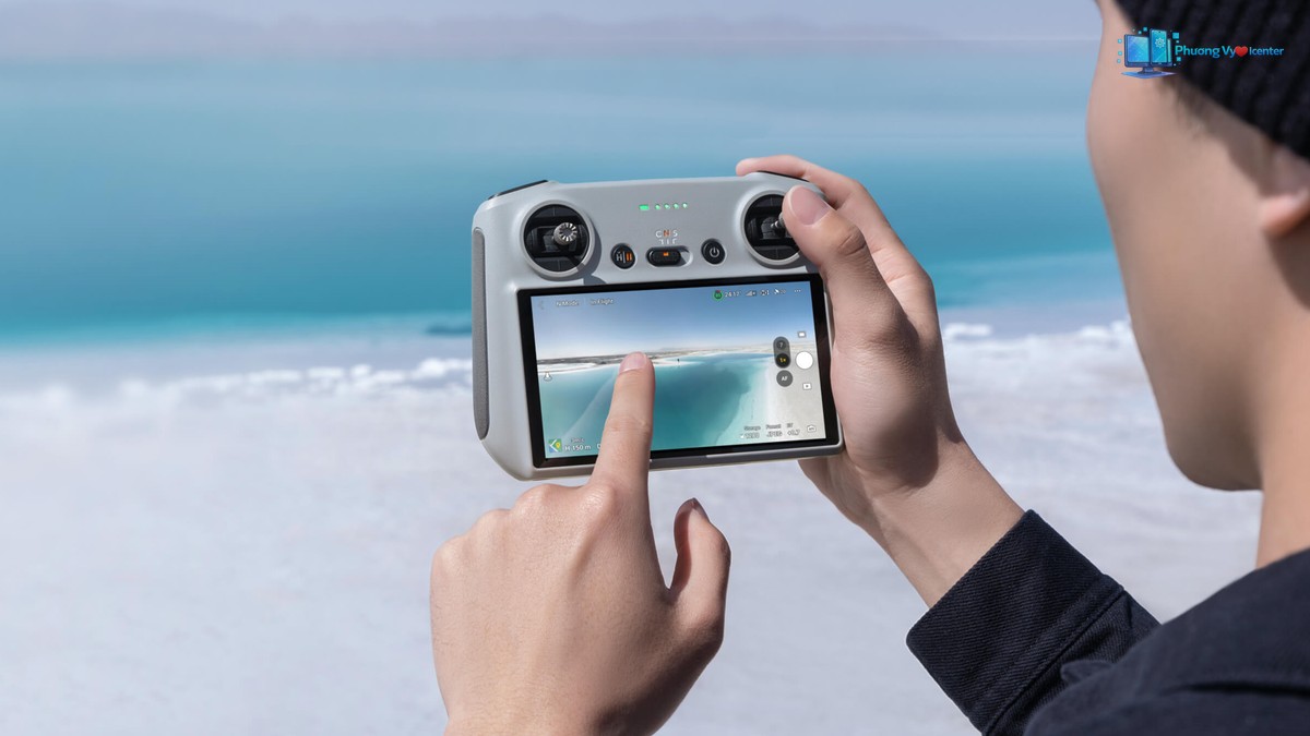DJI RC trong hình minh họa công nghệ truyền hình ảnh DJI O3/O3+