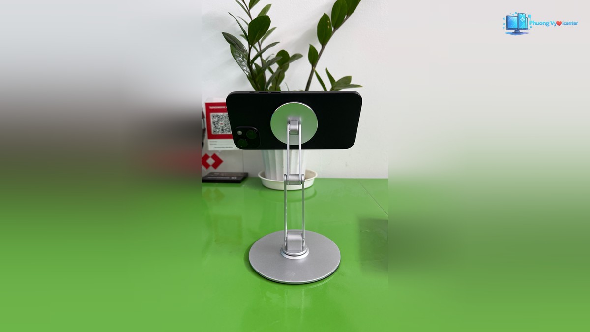 Giá đỡ MK08 gắn điện thoại nằm ngang, nhìn từ phía lưng thấy vị trí hút nam châm
