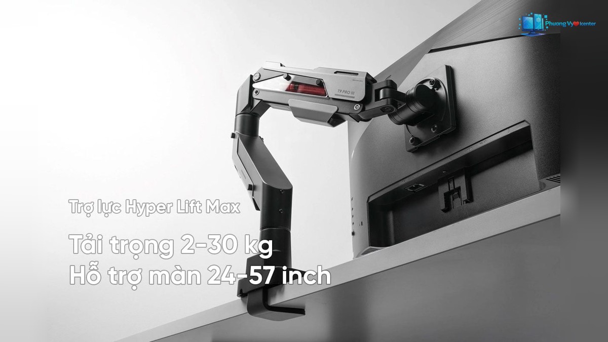 Human Motion T9 Pro III kẹp ở mép bàn, tay nâng nối với mặt sau màn hình