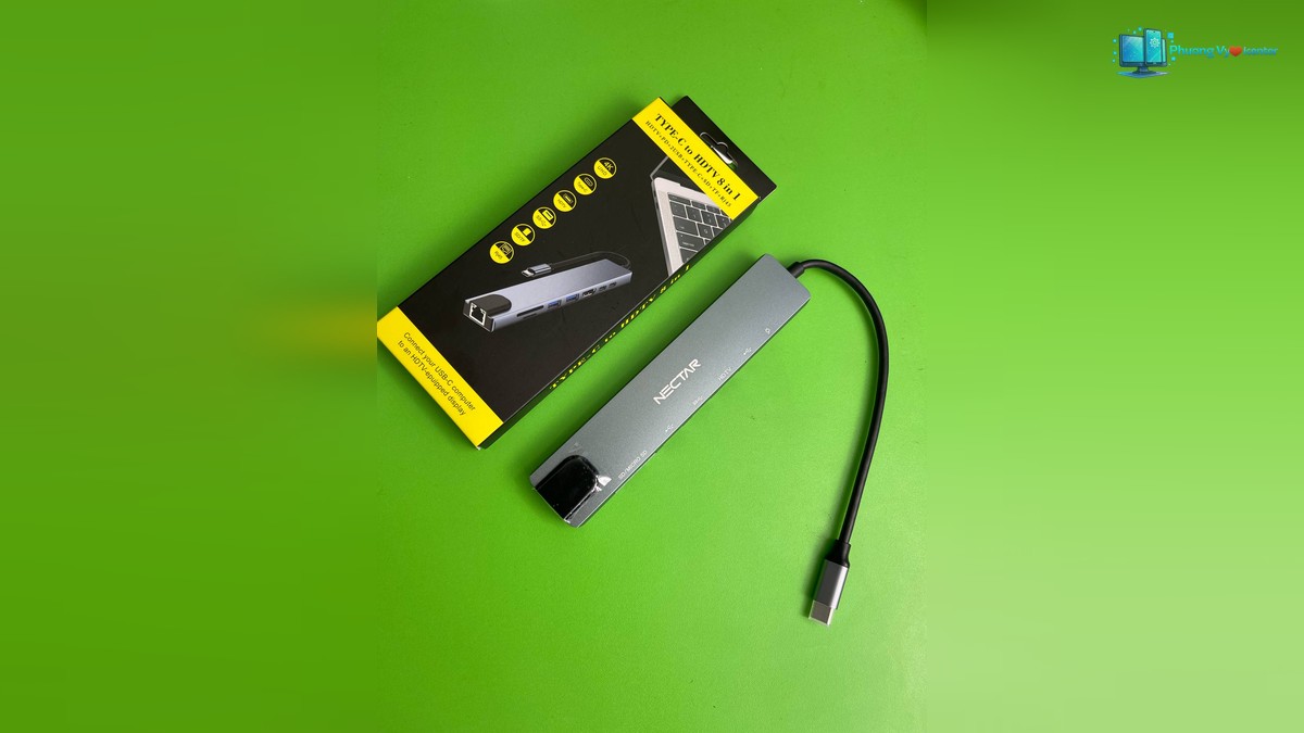 Hub USB Type-C 8 in 1 màu xám cùng dây USB-C và hộp trên nền xanh