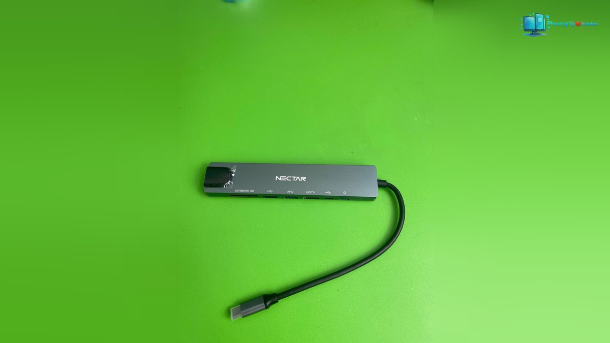 Hub USB Type-C 8 in 1 nhìn từ trên xuống với dây USB-C uốn cong