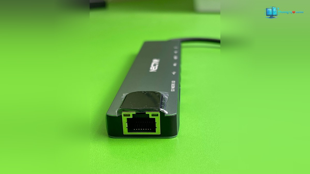 Hub USB Type-C 8 in 1 với ảnh cận cảnh cổng mạng RJ45 ở đầu thân