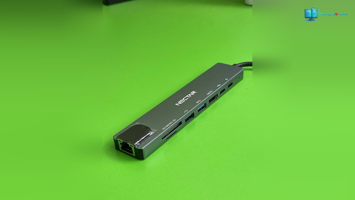 Hub USB Type-C 8 in 1 chụp nghiêng, thấy mặt trên và các cổng bên hông