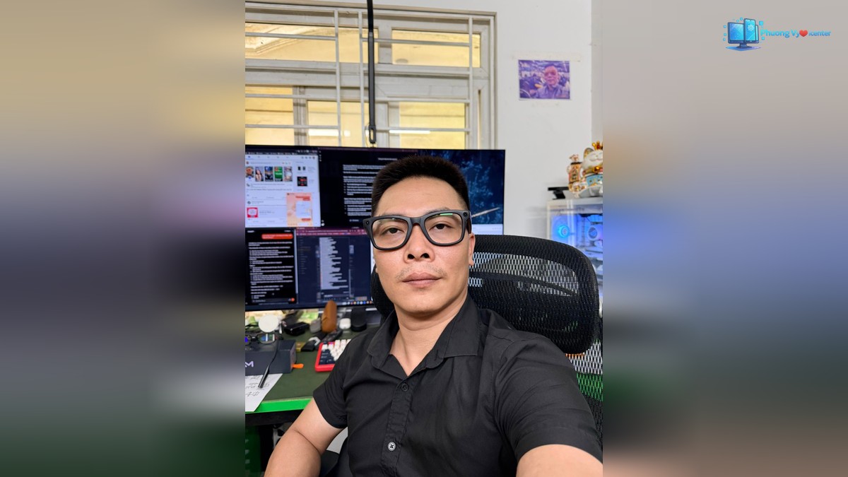 Người đeo kính INMO GO3 gọng đen ngồi tại bàn làm việc có nhiều màn hình