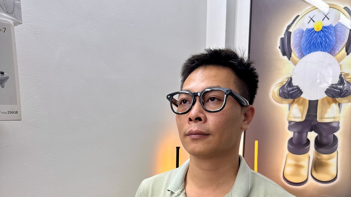 Người đeo kính RayNeo V3 gọng đen trong cửa hàng