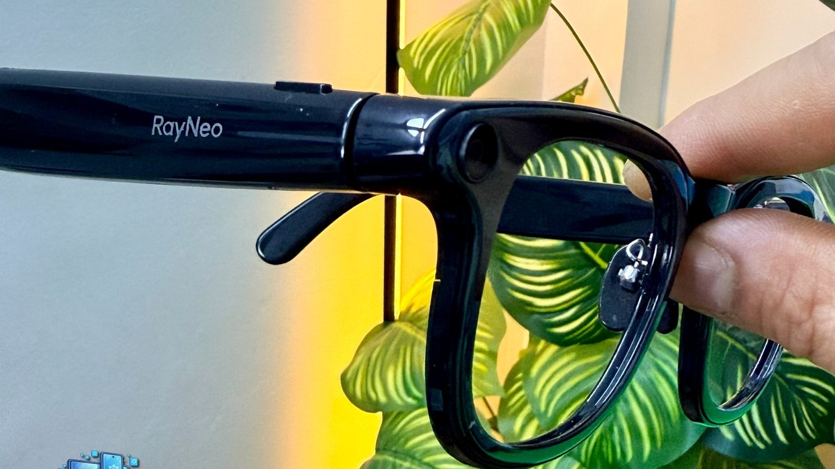 Cận góc gọng và càng kính RayNeo V3 có chữ RayNeo, thấy nút nhỏ phía trên
