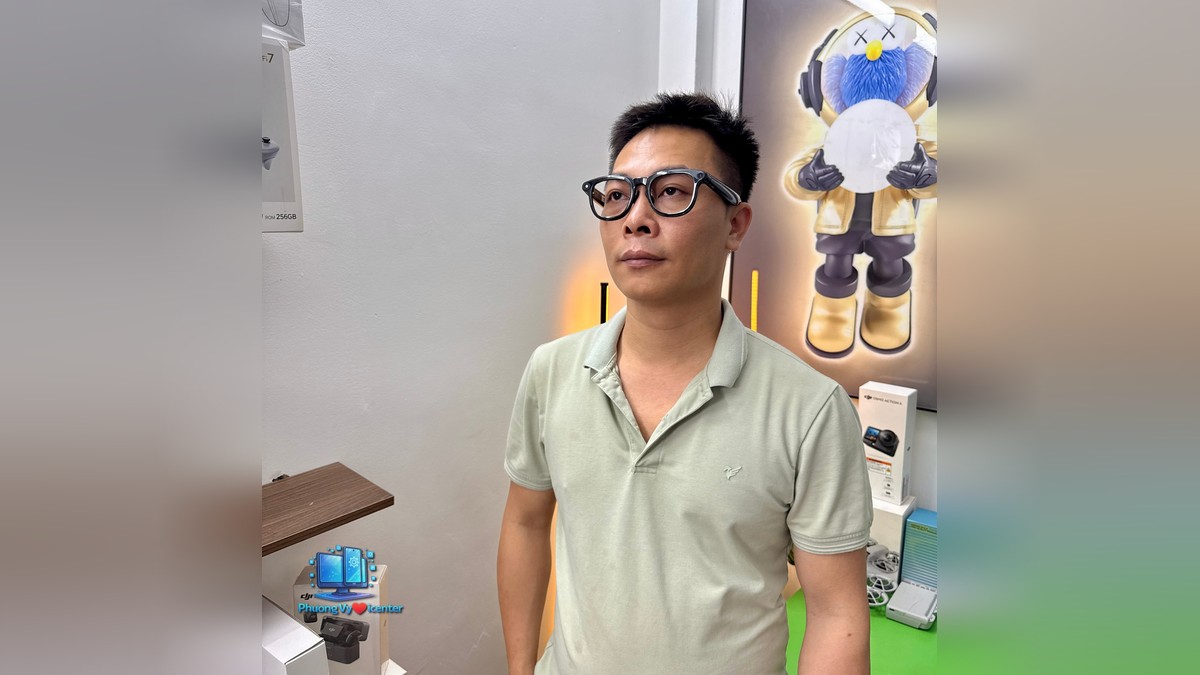 Người đàn ông đeo kính RayNeo V3 gọng đen trong cửa hàng