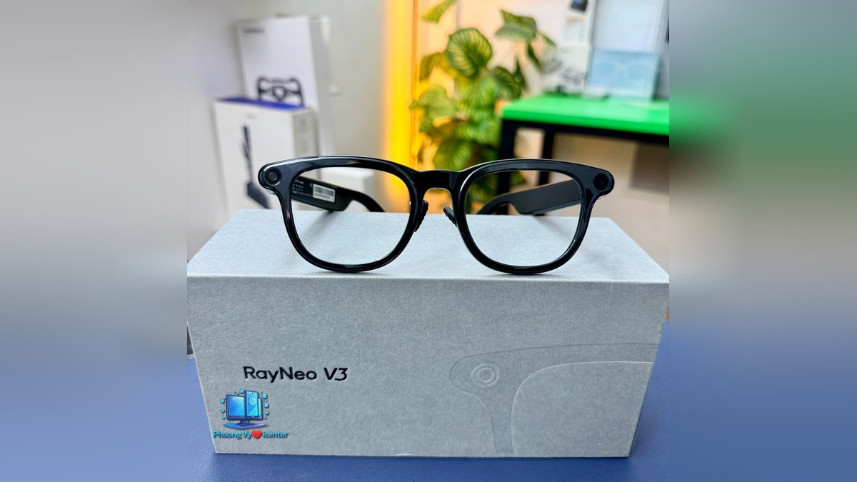 Mặt trước kính RayNeo V3 gọng đen đặt trên hộp sản phẩm