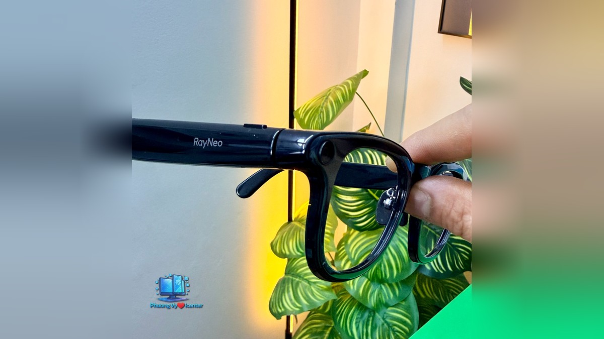 Kính RayNeo V3 nhìn nghiêng, thấy mặt trước và chữ RayNeo trên càng kính