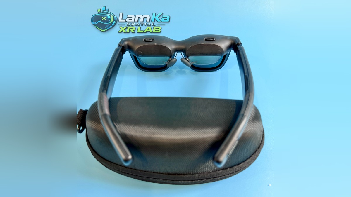 Kính XR VITURE Luma Pro nhìn từ trên xuống, hai càng mở đặt trên hộp đựng