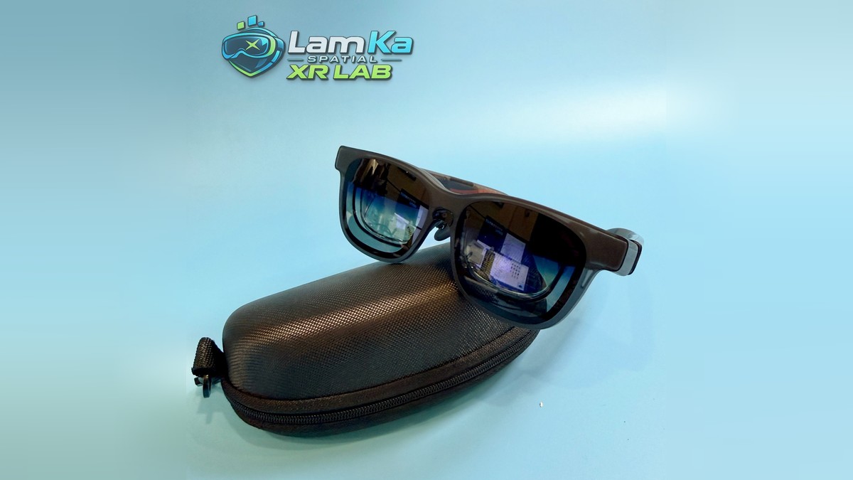 Kính XR VITURE Luma Pro đặt nghiêng trên hộp đựng, nhìn thấy mặt trước và cạnh bên