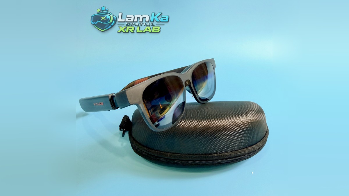 Kính XR VITURE Luma Pro chụp nghiêng, thấy mặt trước và càng kính có chữ VITURE