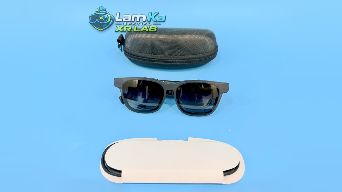 Kính XR VITURE Luma Pro, hộp đựng và cáp cuộn trong khay giấy trắng trên nền xanh