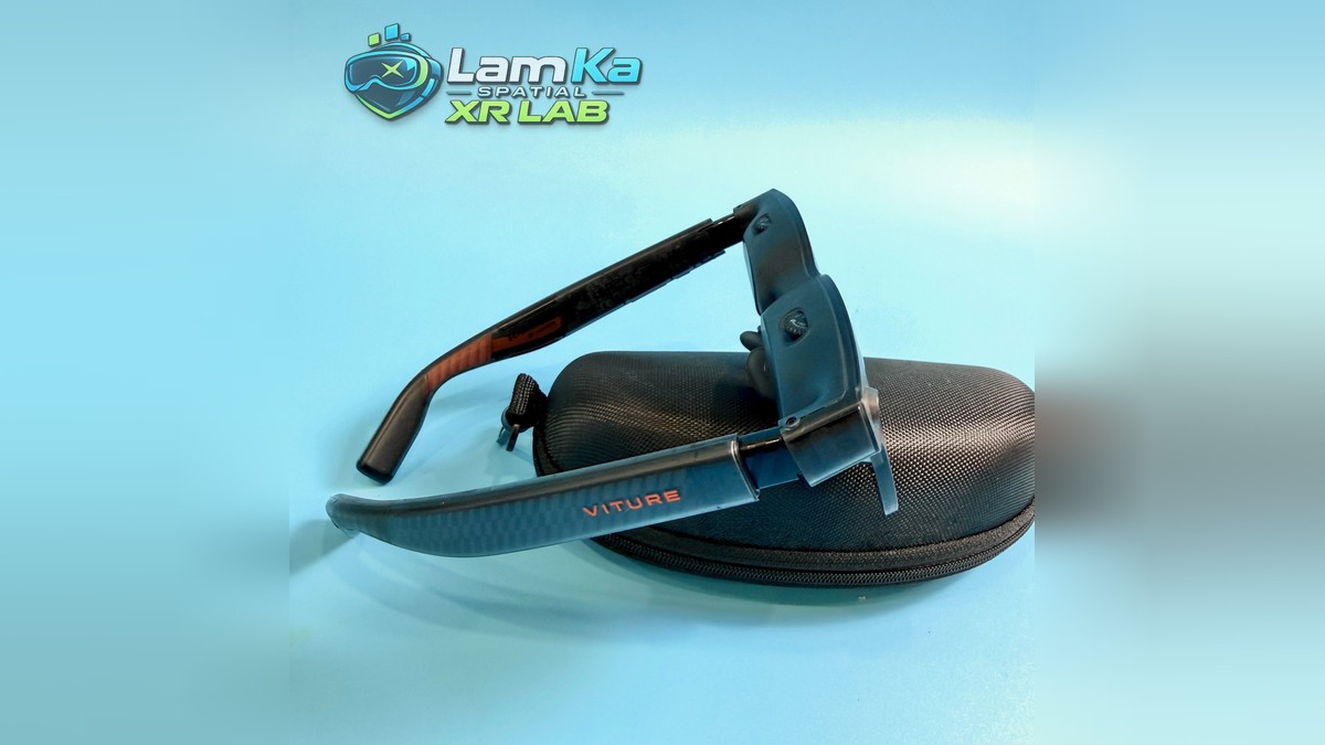 VITURE Luma Ultra nhìn từ cạnh bên, hai càng mở và kính đặt trên hộp đựng đen