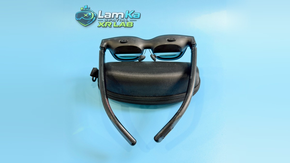VITURE Luma Ultra nhìn từ trên xuống, hai càng mở trên hộp đựng