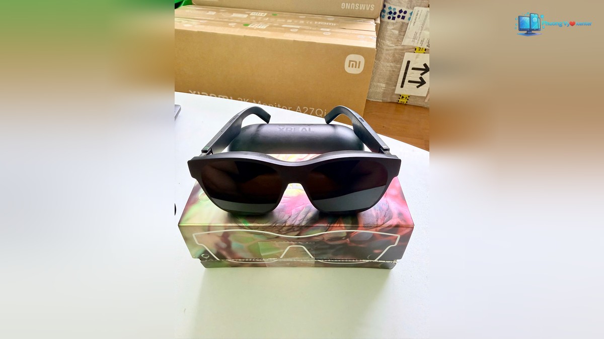 XREAL Air 2 Pro màu đen với hai càng kính mở