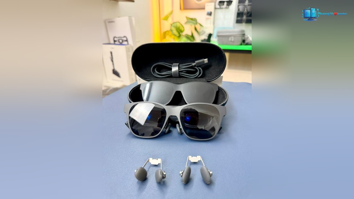 Kính XREAL Air 2 Ultra đặt trên bàn
