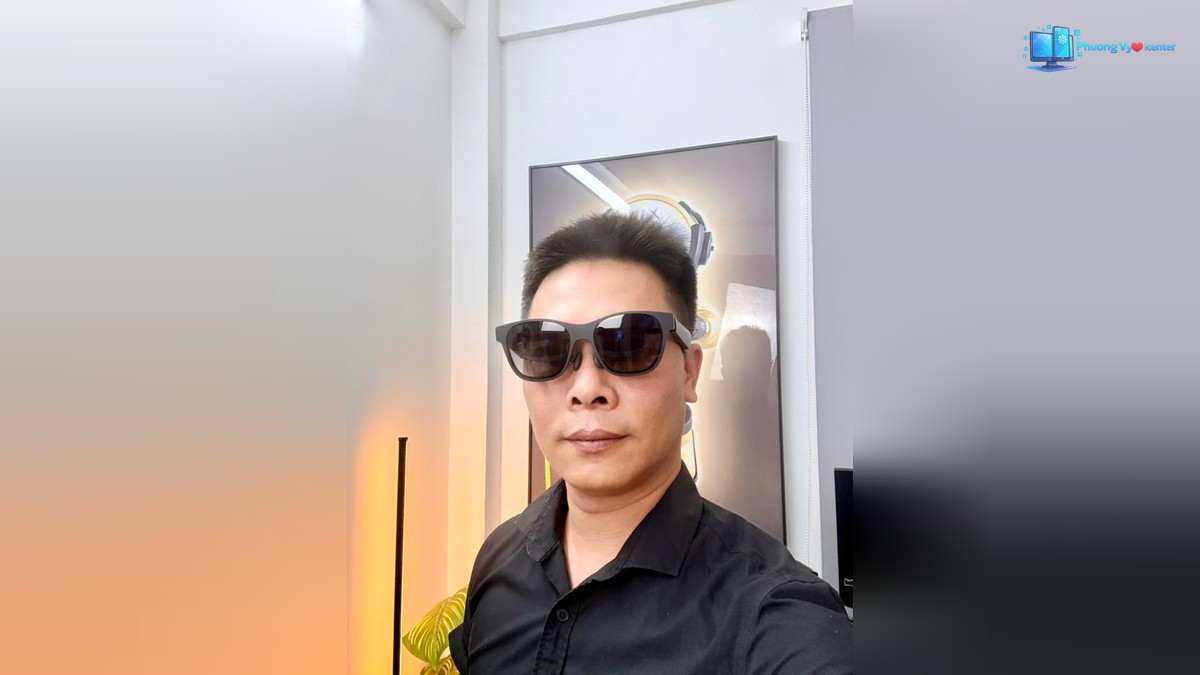 Người dùng đeo kính XREAL Air 2 Ultra trong không gian cửa hàng
