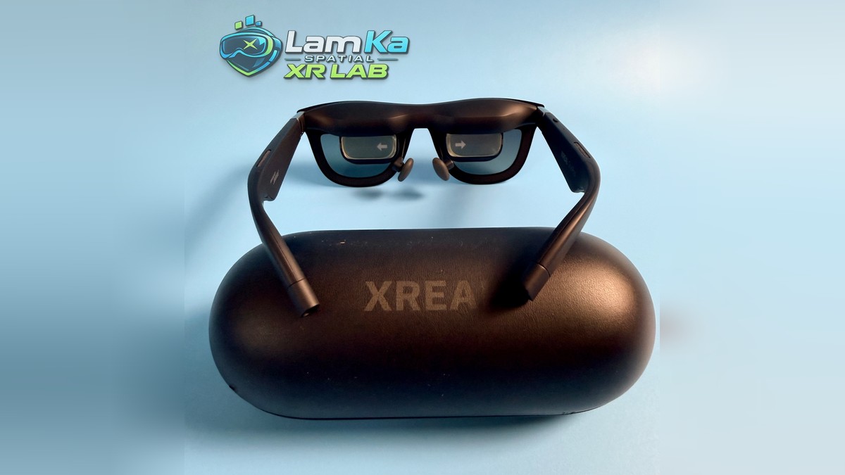 Mặt trong XREAL One Pro với đệm mũi và hai càng mở, đặt trên hộp XREAL