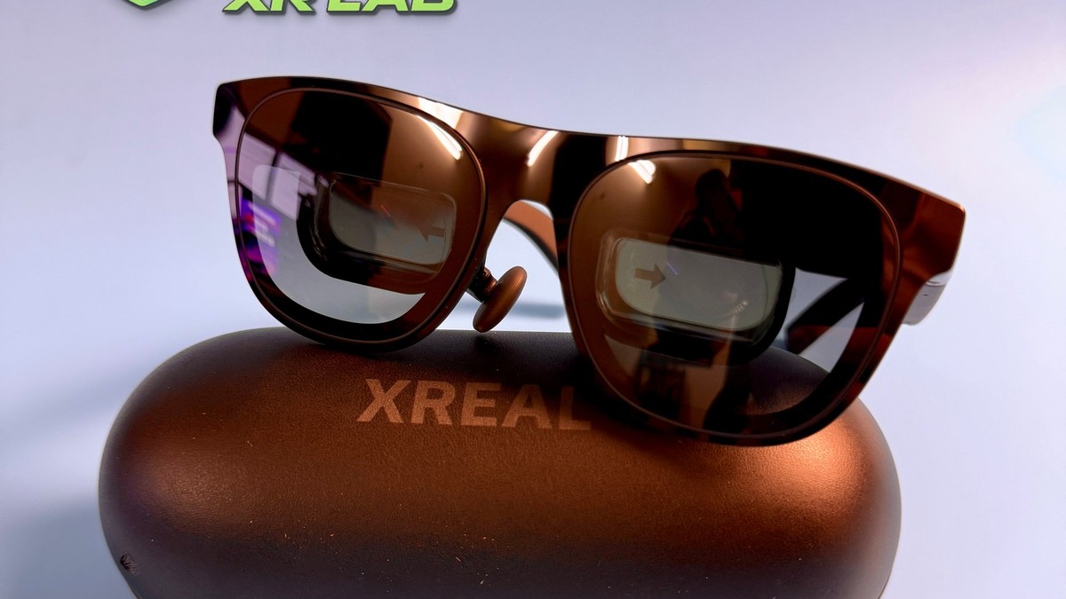 XREAL One Pro với hai tròng tối màu, đặt trên hộp đựng XREAL
