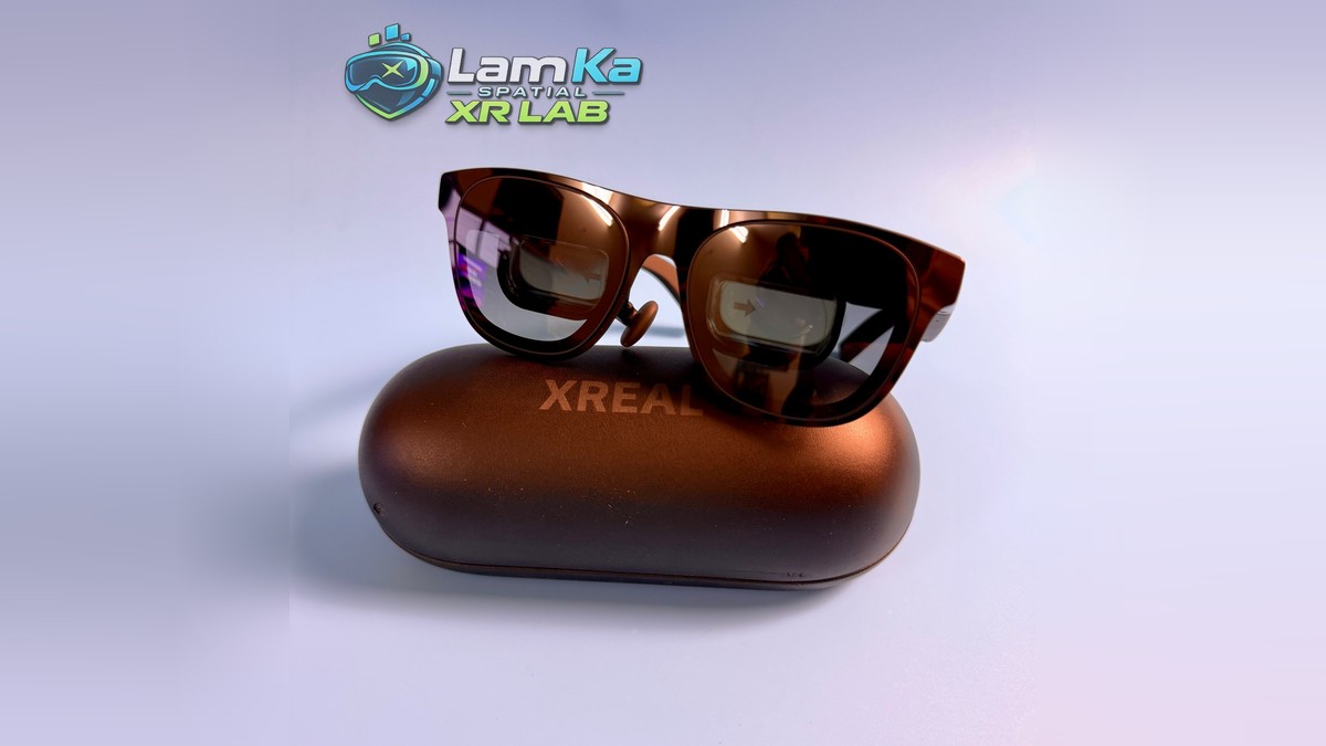 XREAL One Pro với hai tròng tối màu, đặt trên hộp đựng XREAL