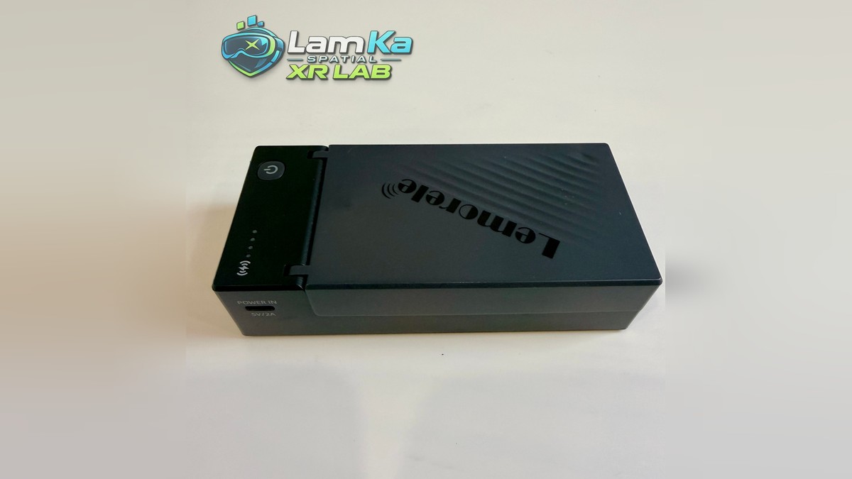 Lemorele HD200 với mặt logo, nút nguồn và cổng kết nối ở cạnh