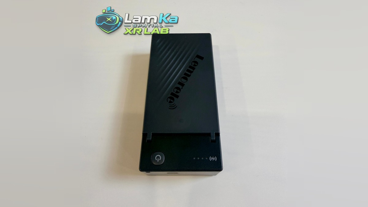 Mặt chính Lemorele HD200 với logo, vân chéo, nút nguồn và dãy đèn báo