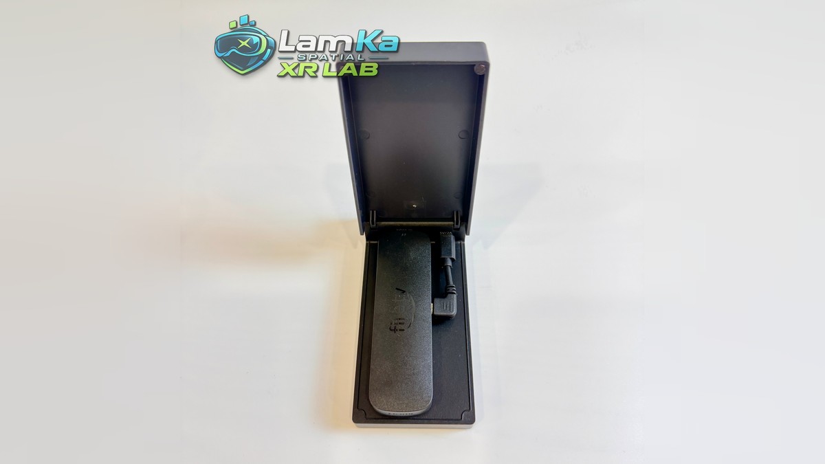 Lemorele HD200 mở nắp, để lộ thanh Fire TV và đầu nối bên trong khoang