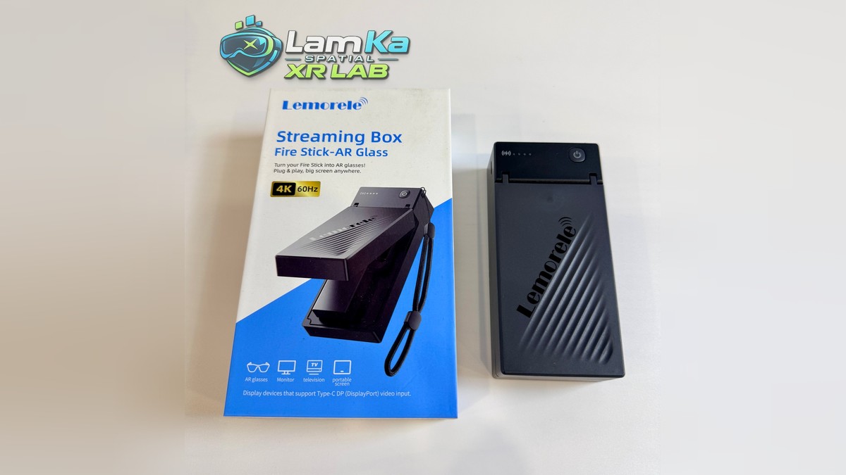 Hộp Streaming Box Fire Stick-AR Glass đặt cạnh thiết bị Lemorele HD200 màu đen
