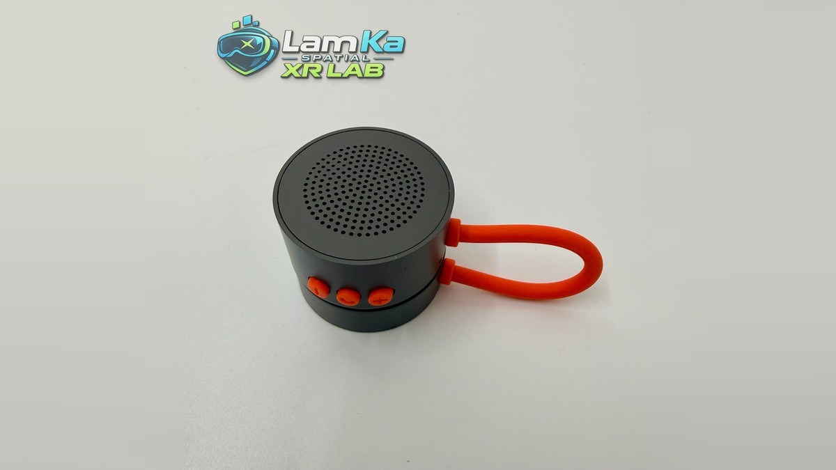 Loa INMO Speaker với mặt lưới tròn, ba nút đỏ và quai đeo đỏ