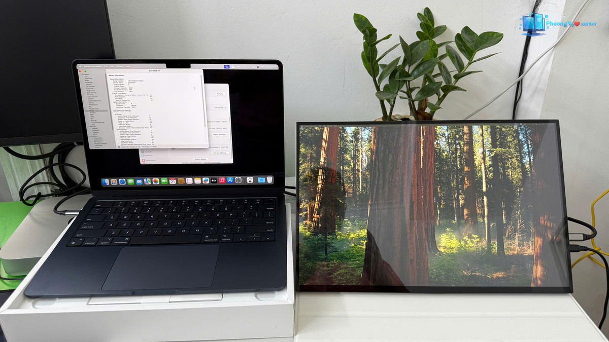 Apple MacBook Air M3 mở trên hộp, hiển thị cửa sổ ứng dụng cạnh màn hình ngoài