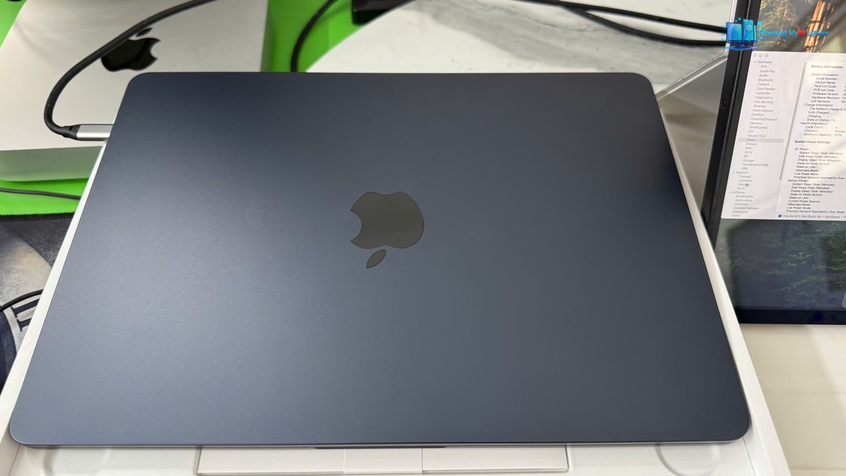 Nắp Apple MacBook Air M3 đóng, logo Apple ở giữa, đặt trên khay hộp