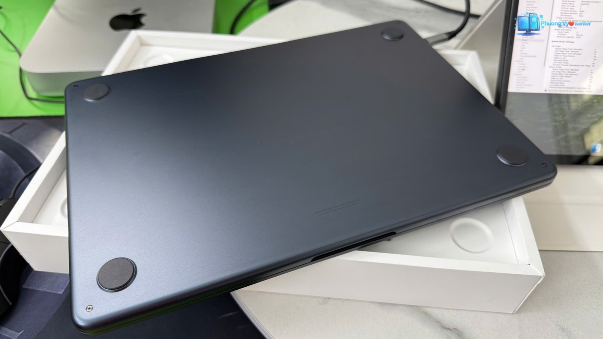 Mặt đáy Apple MacBook Air M3 với bốn chân cao su và vít ở các góc