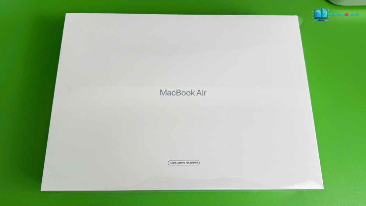 Hộp trắng MacBook Air M2 đặt trên nền xanh