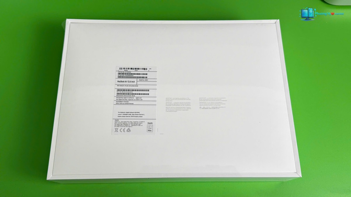 Mặt đáy hộp MacBook Air M2 với tem thông tin trên nền xanh