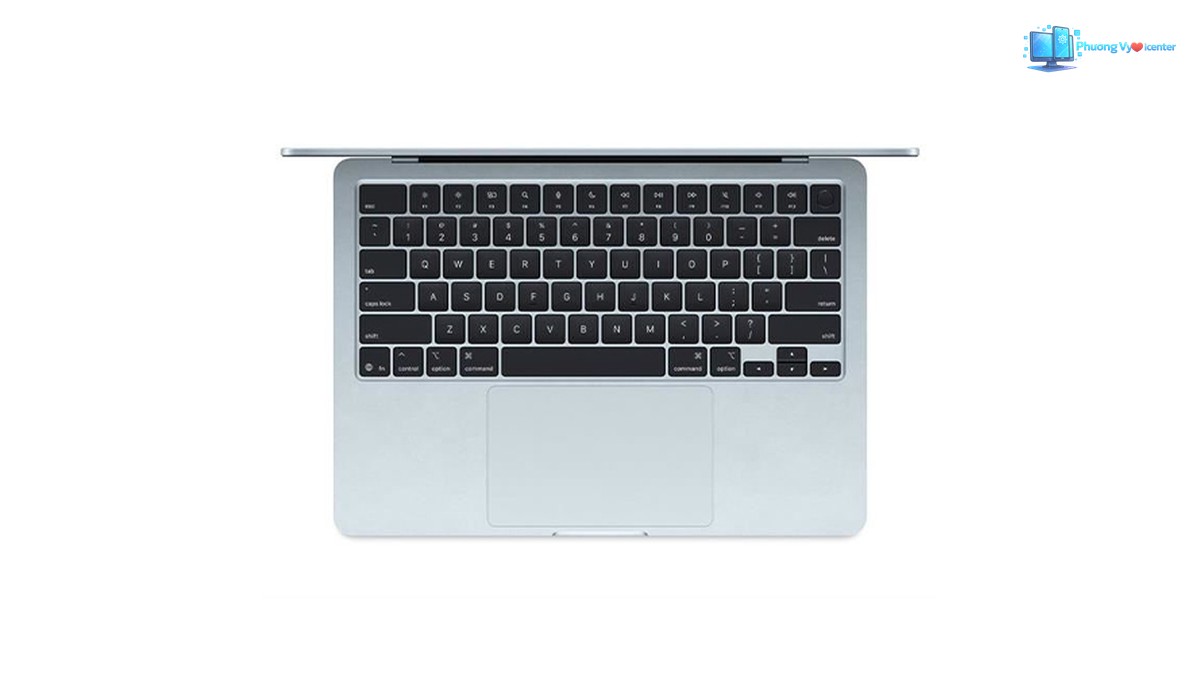 MacBook Air 13 inch M4 nhìn từ trên xuống, thấy toàn bộ bàn phím và bàn di chuột