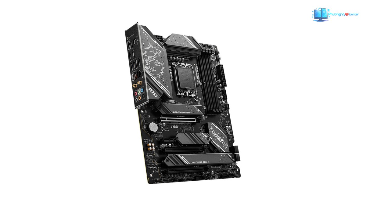 MSI Z790 GAMING PLUS WIFI ở góc nghiêng, thể hiện mặt linh kiện và cạnh cổng I/O