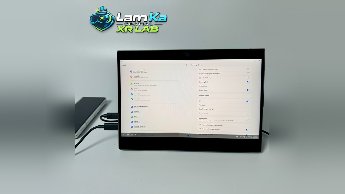 Màn hình BOE 10.5 inch hiển thị cửa sổ cài đặt, với cáp kết nối ở cạnh trái