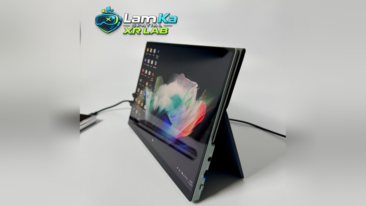Màn hình BOE 10.5 inch chụp nghiêng khi đang bật, thấy cổng ở cạnh bên và chân đỡ mở