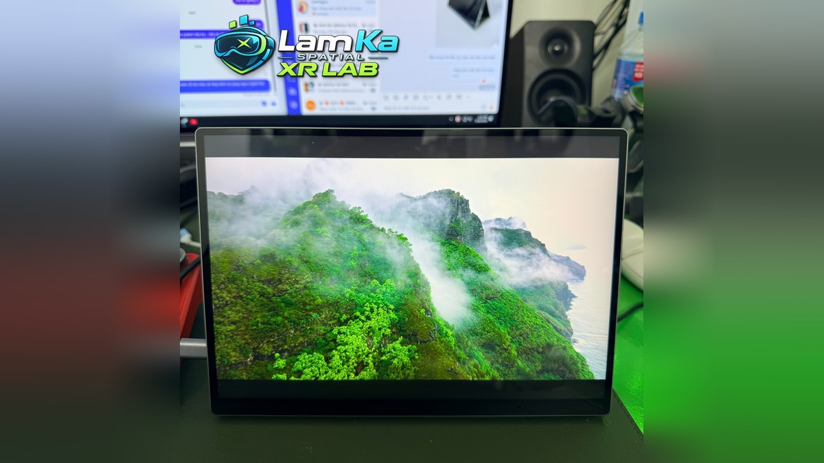 Màn hình BOE 10.5 inch trên bàn hiển thị núi phủ sương, phía sau có màn hình lớn và loa