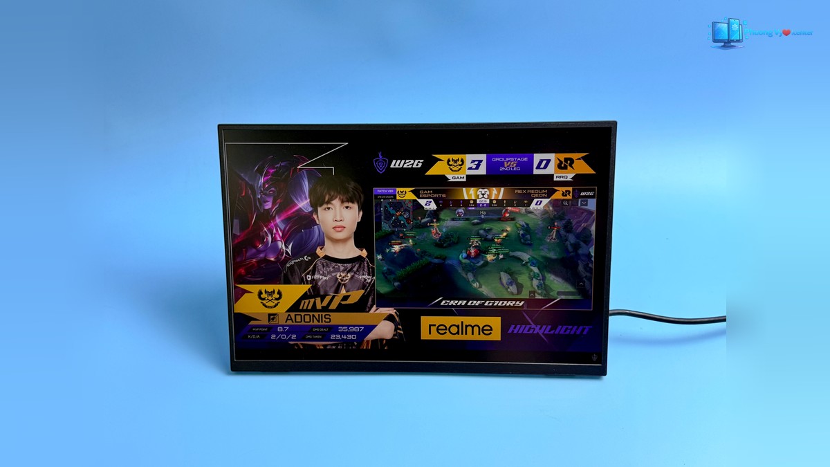 Màn hình BOE đang hiển thị trận đấu game, có dây nối bên phải