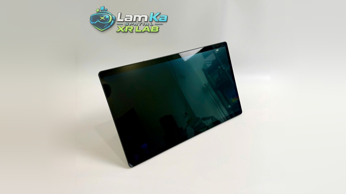 Màn hình BOE 13.3 inch chụp nghiêng, bề mặt gương phản chiếu khung cảnh xung quanh