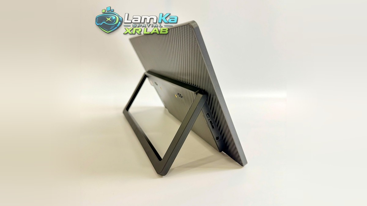 Màn hình BOE 13.3 inch nhìn từ cạnh bên, có nút, cổng kết nối và chân đế mở