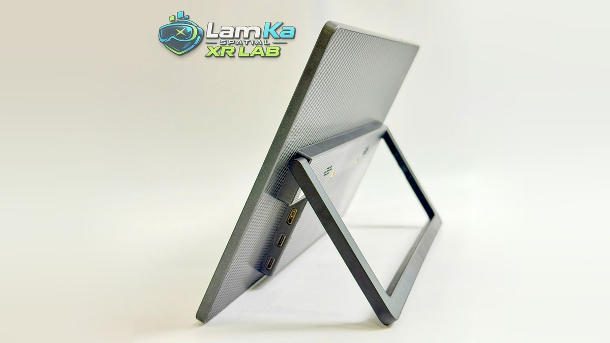 Cạnh bên màn hình BOE 13.3 inch lộ các cổng kết nối, mặt lưng có vân và chân đế mở