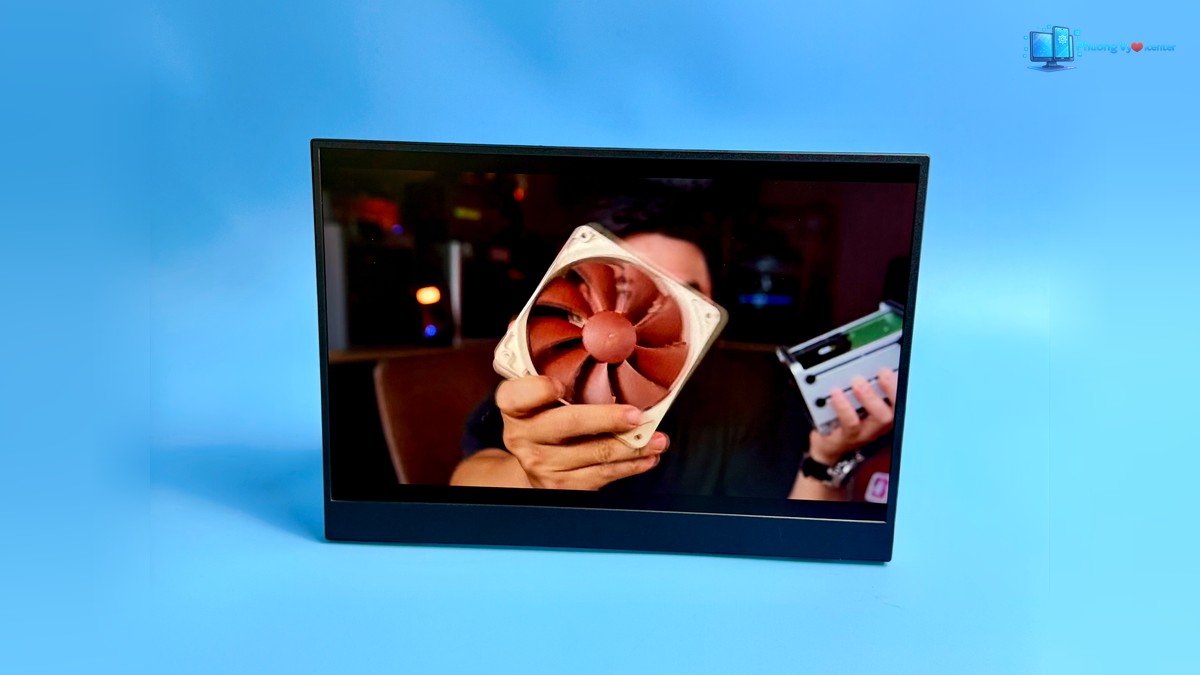 Màn hình di động BOE đang phát video, đặt trên nền xanh