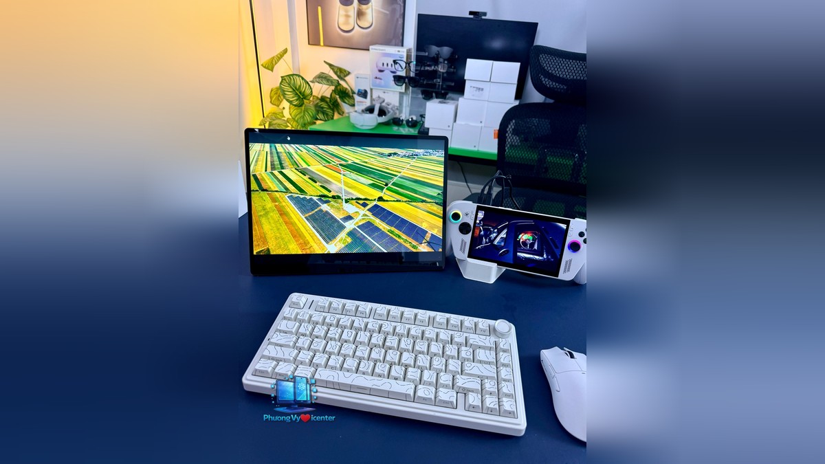 Màn hình di động BOE bật trên bàn cùng bàn phím, chuột và máy chơi game cầm tay