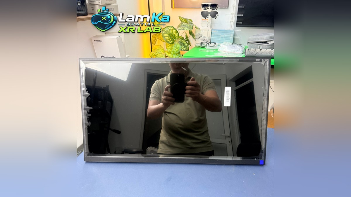 Mặt trước màn hình BOE 21 inch đang tắt, còn lớp bảo vệ và phản chiếu người chụp