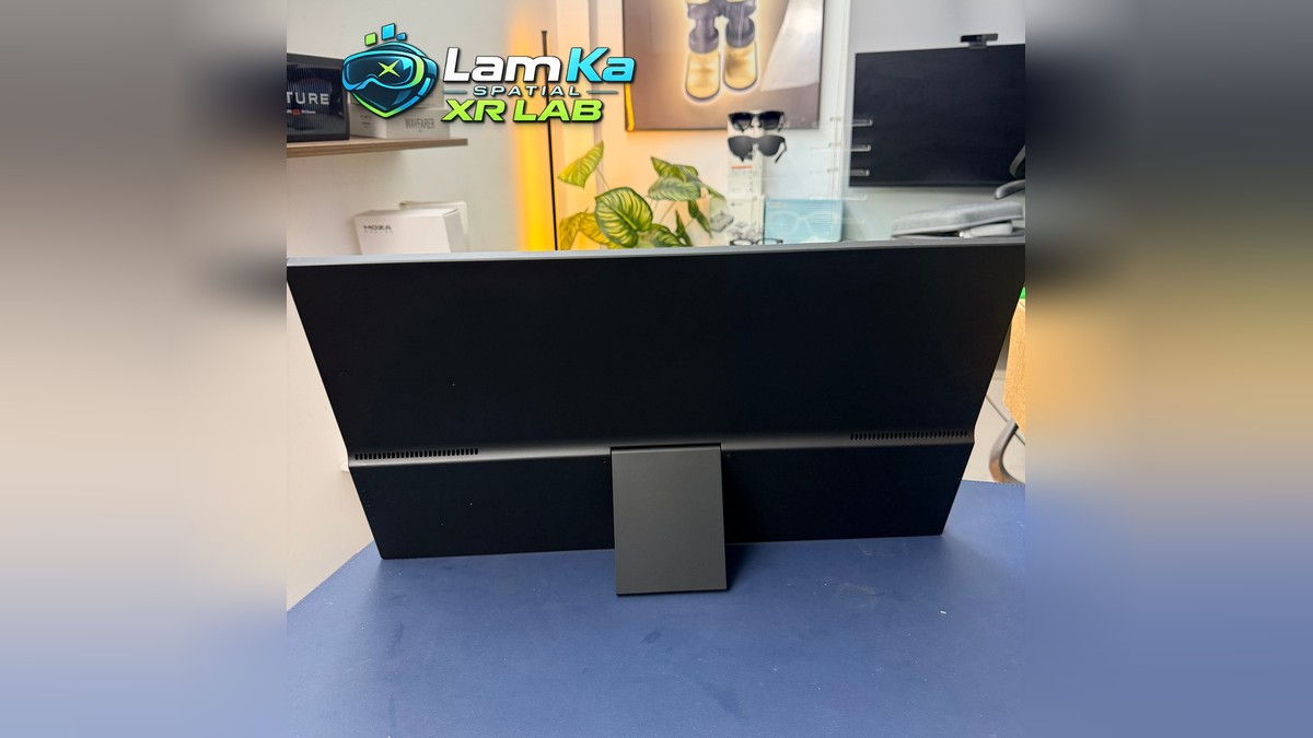 Mặt lưng màn hình BOE 21 inch màu đen, có dải khe thoáng ngang và chân chống ở giữa
