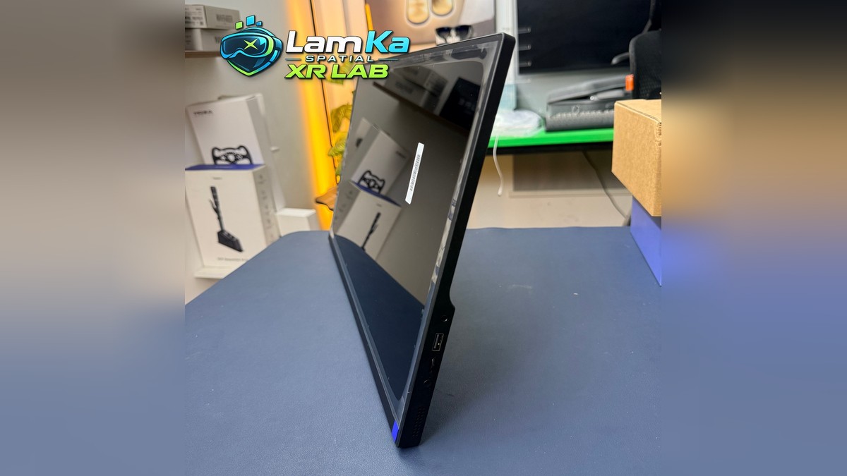 Màn hình BOE 21 inch nhìn nghiêng, mặt trước đang tắt và cạnh bên có cổng kết nối