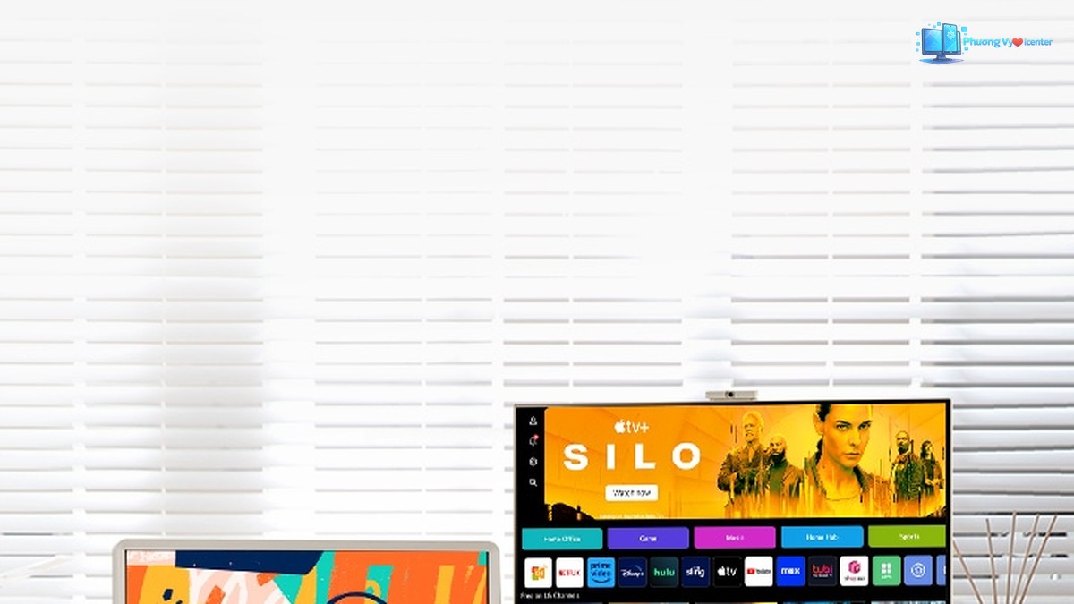 LG MyView trong không gian phòng khách sáng, với màn hình đặt trên bàn cạnh cửa sổ
